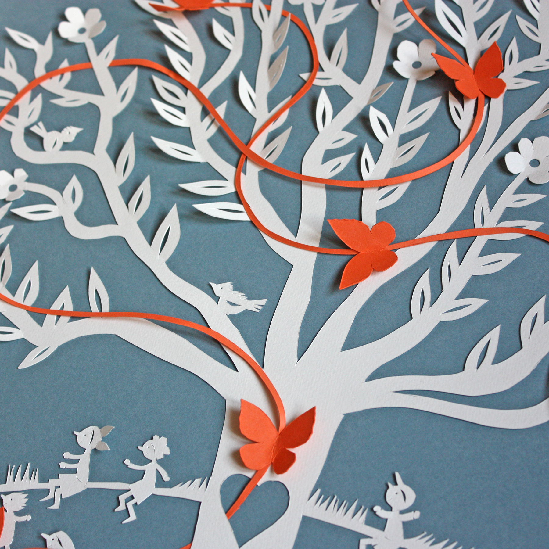 Pormenor de Quadro com Ilustração em papercut de árvore com crianças e borboleta