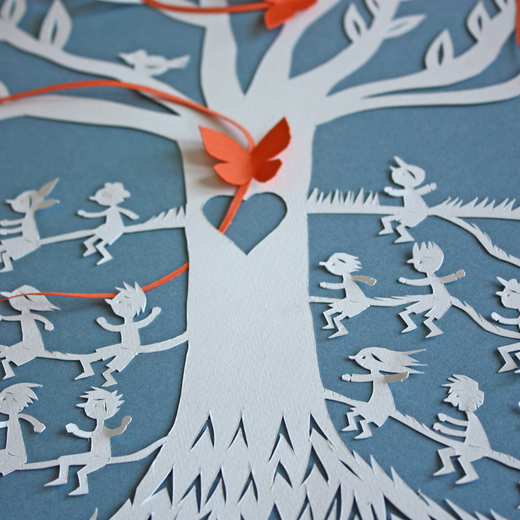 Ilustração em papercut de árvore com crianças à volta e borboleta