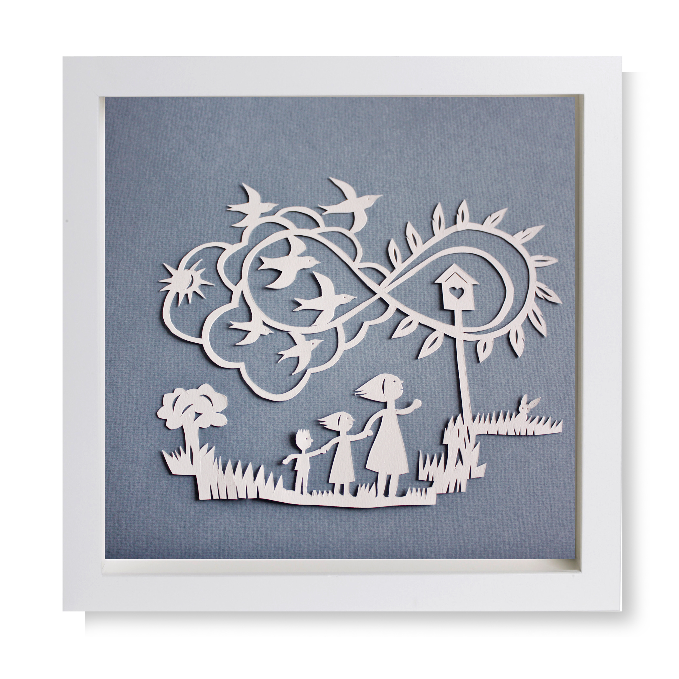 Quadro com Ilustração em papercut de mãe e crianças a olhar para andorinhas no infinito.